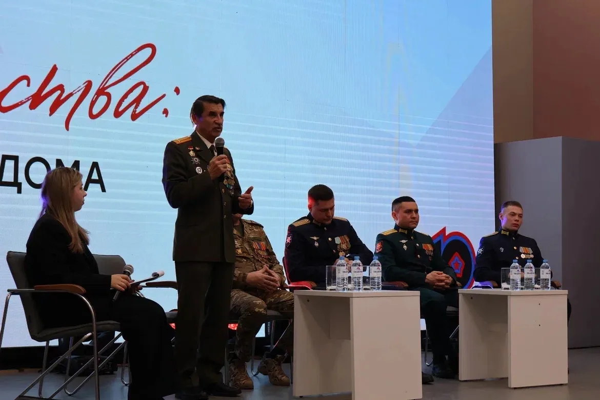 Сыны Отечества🇷🇺  Недавно наши студенты встретились с ветеранами боевых действий в молодёжном центре