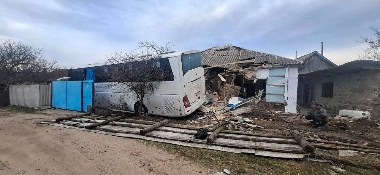 Автобус «Москва-Стаханов» съехал с трассы в частное подворье в Марковке. В больнице четыре человека 