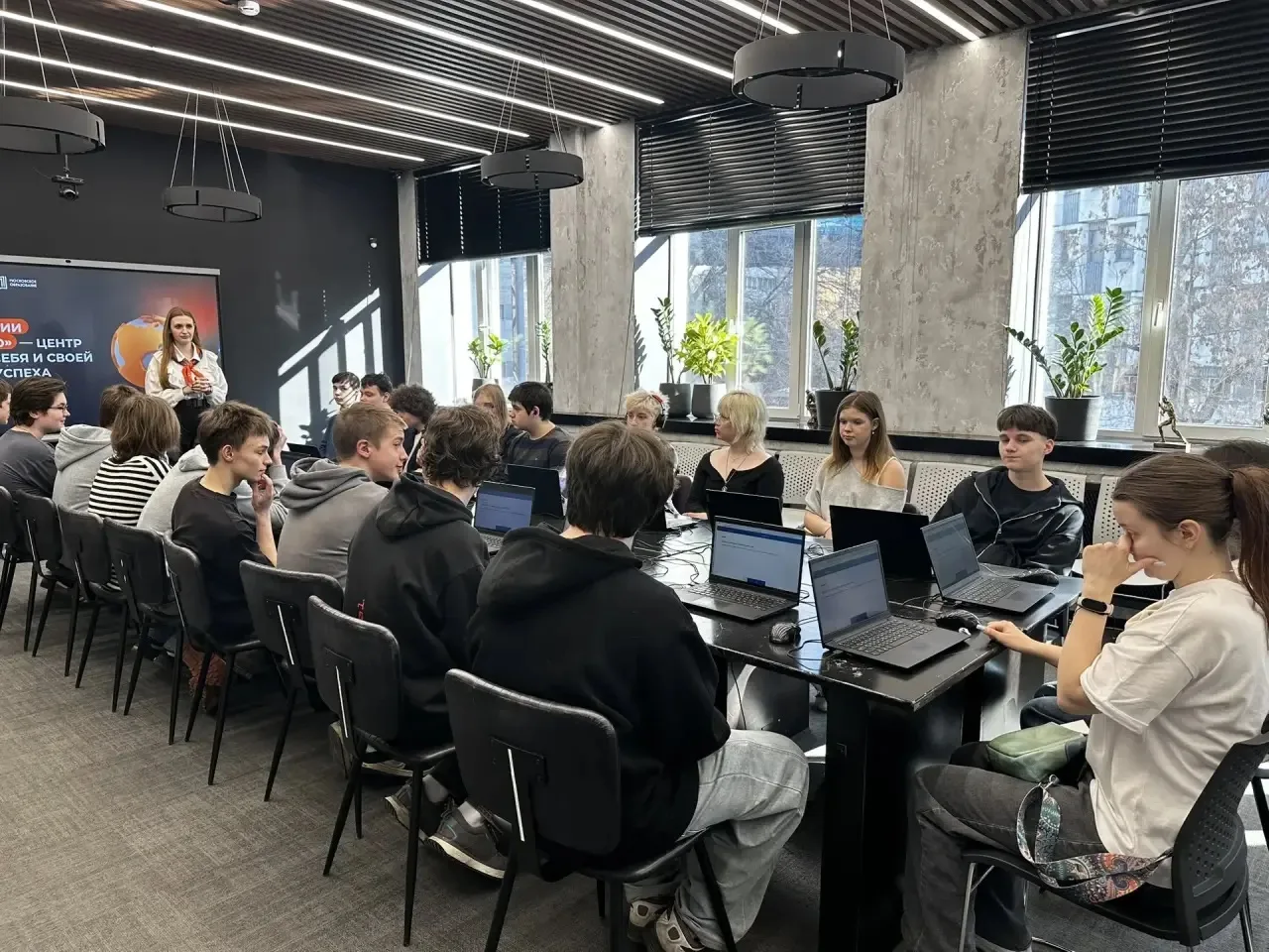 Профориентация в действии: 9-классники в центре «Моя карьера»  🗂️ На этой неделе наши девятиклассник