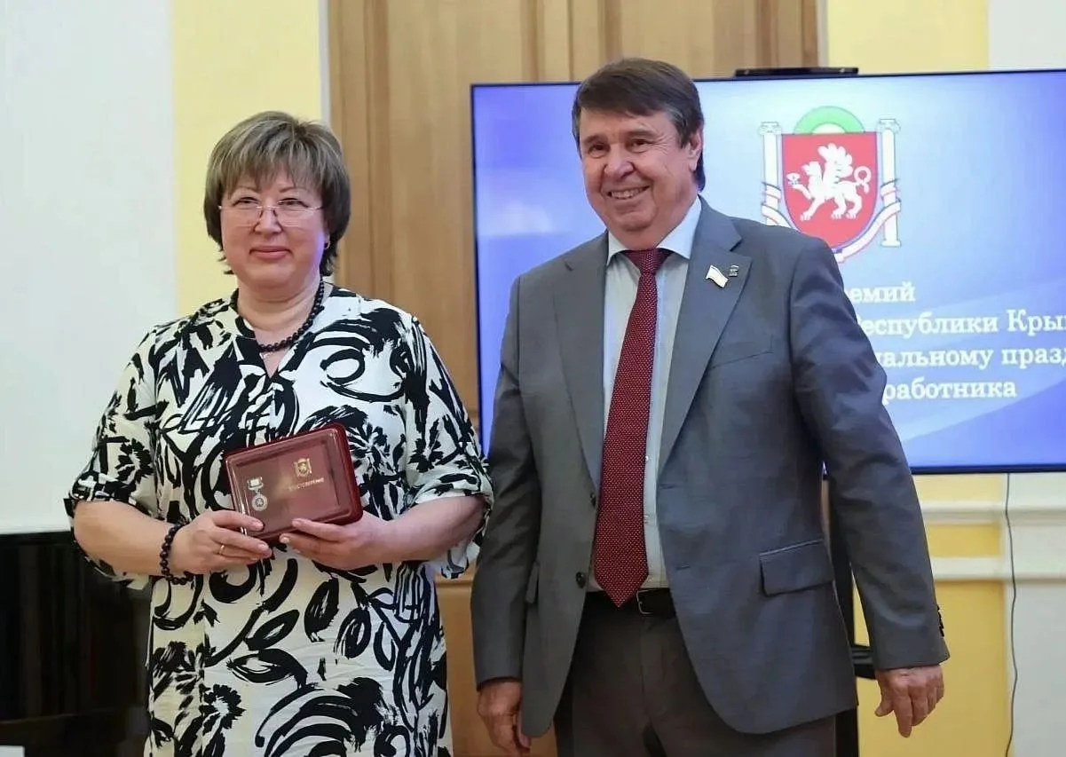 Заслуженные награды к главному празднику: врачи евпаторийской горбольницы удостоены высоких знаков п