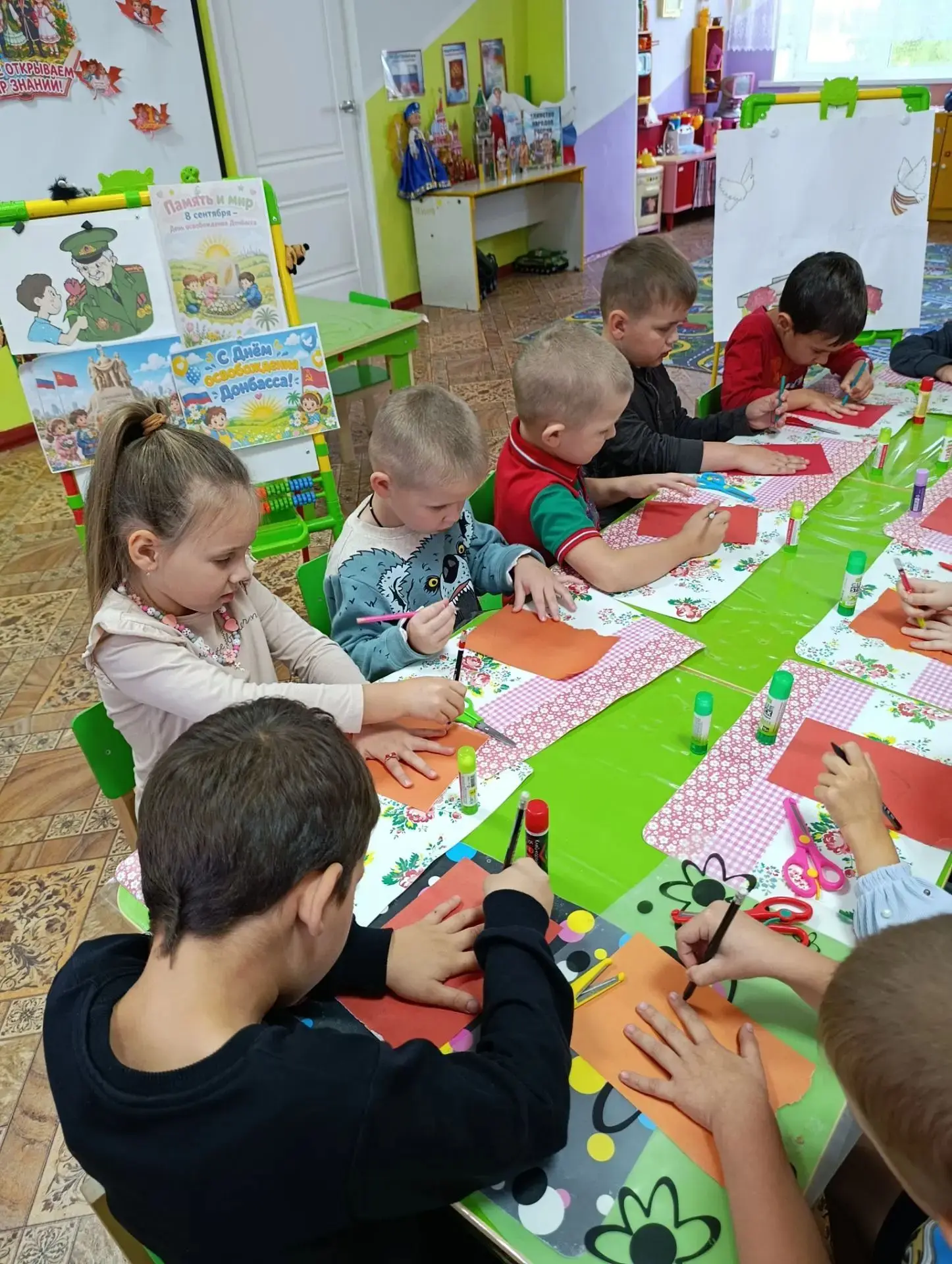В средней группе № 3 «Ромашка» 🐝прошло занятие по патриотическому воспитанию на тему «...