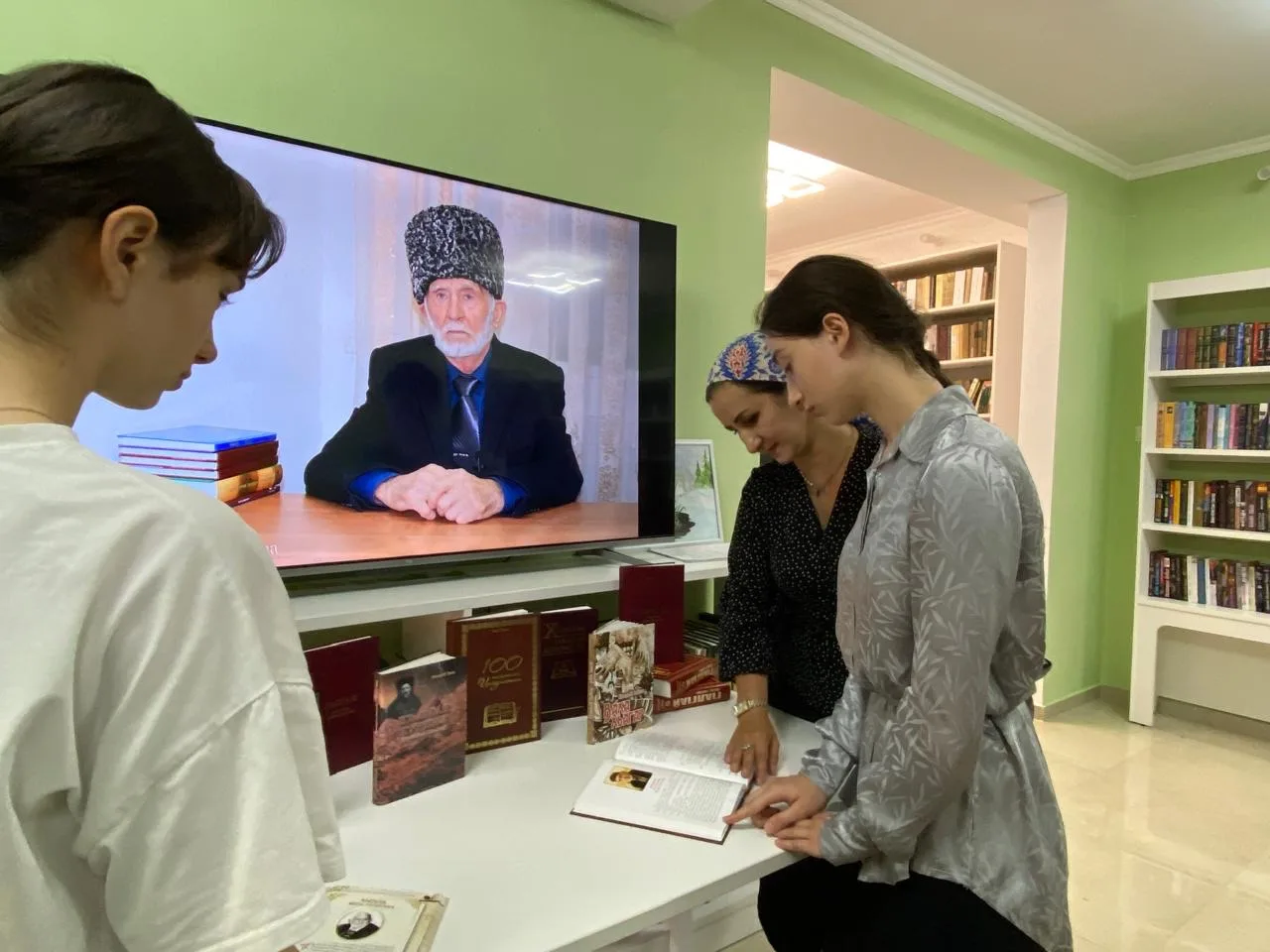 Сегодня сотрудники МКУ «ДК с.п. Мужичи» совместно с модельной библиотекой провели Литер...