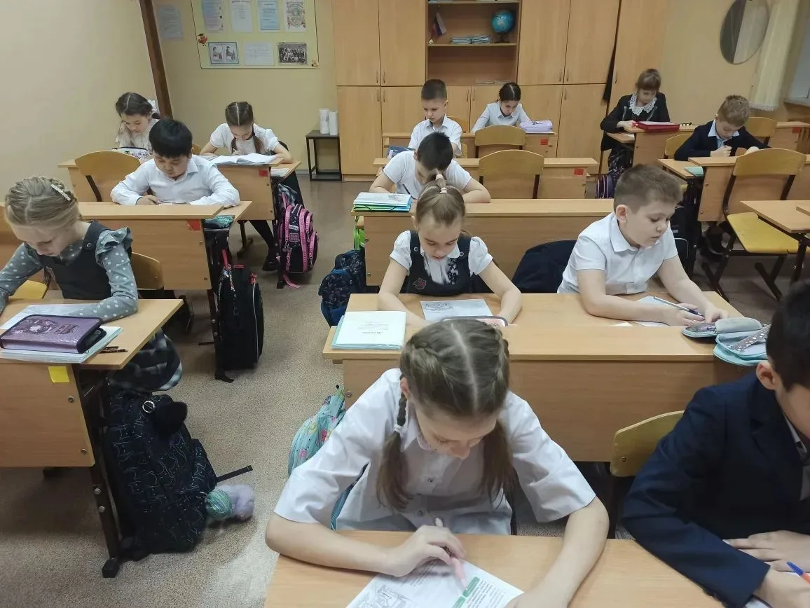💥Разговор о важном во 2 Е классе прошёл с виртуальной экскурсией в Третьяковскую галерею🖼️  Дети пос