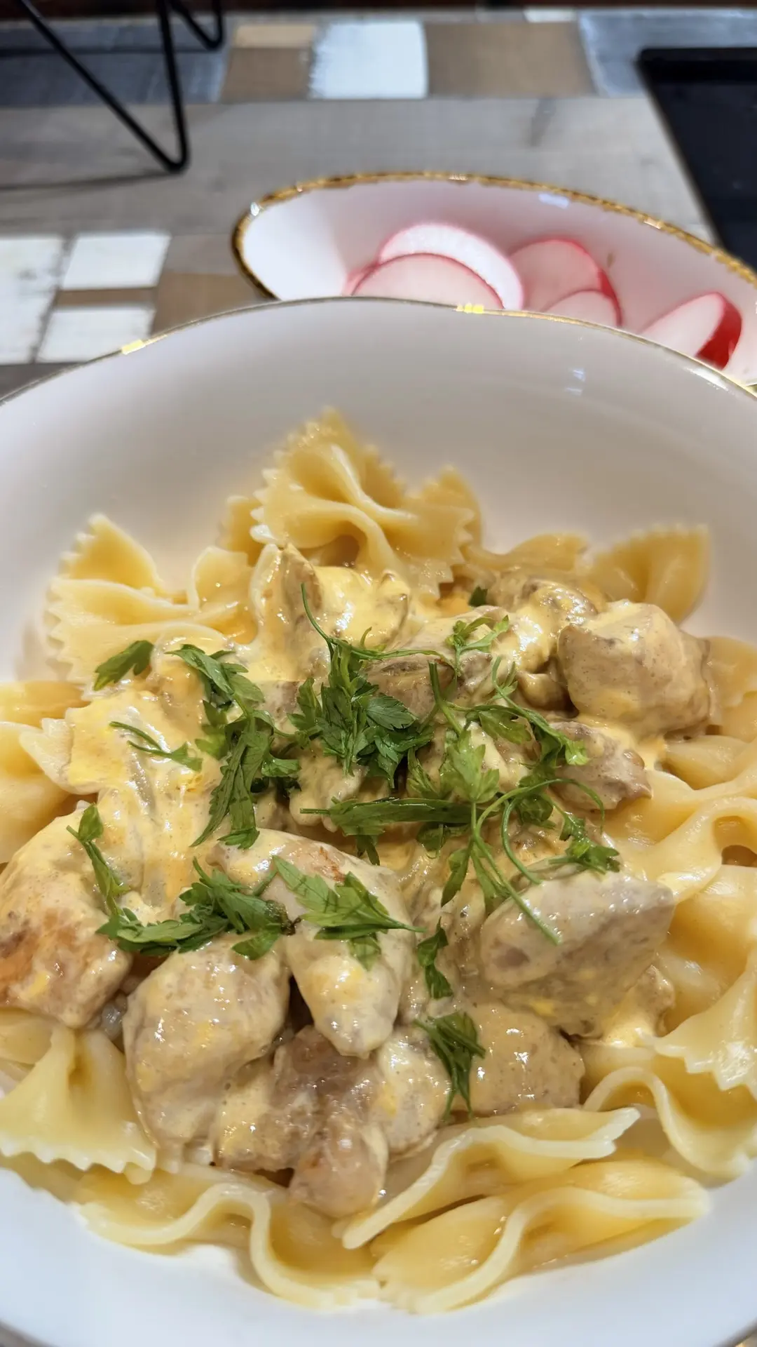 А в перерыве готовлю😂
У сыночка :
Паста🍝 (макароны 🤫) с курицей терияки в сырном соусе 🇮🇹