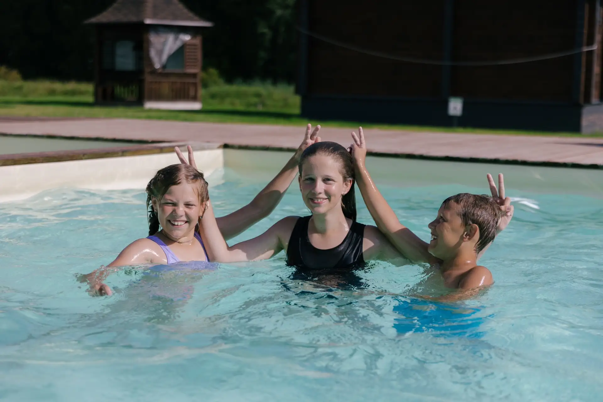 🏖 Большой бассейн для всей семьи — отдых с комфортом!

В нашем загородном клубе вас ждёт просторный