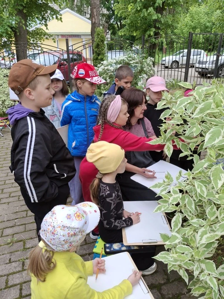🎨 Лето — время творить на свежем воздухе! 🌿☀️

Юные художники 6–8 лет в июне участвуют в самом сол