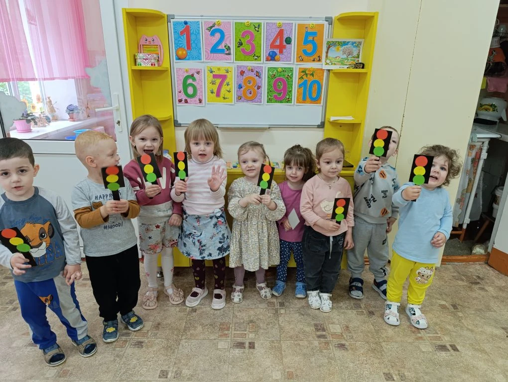 «Хоть ещё мы малыши, правила дорожного движения знать Должны»