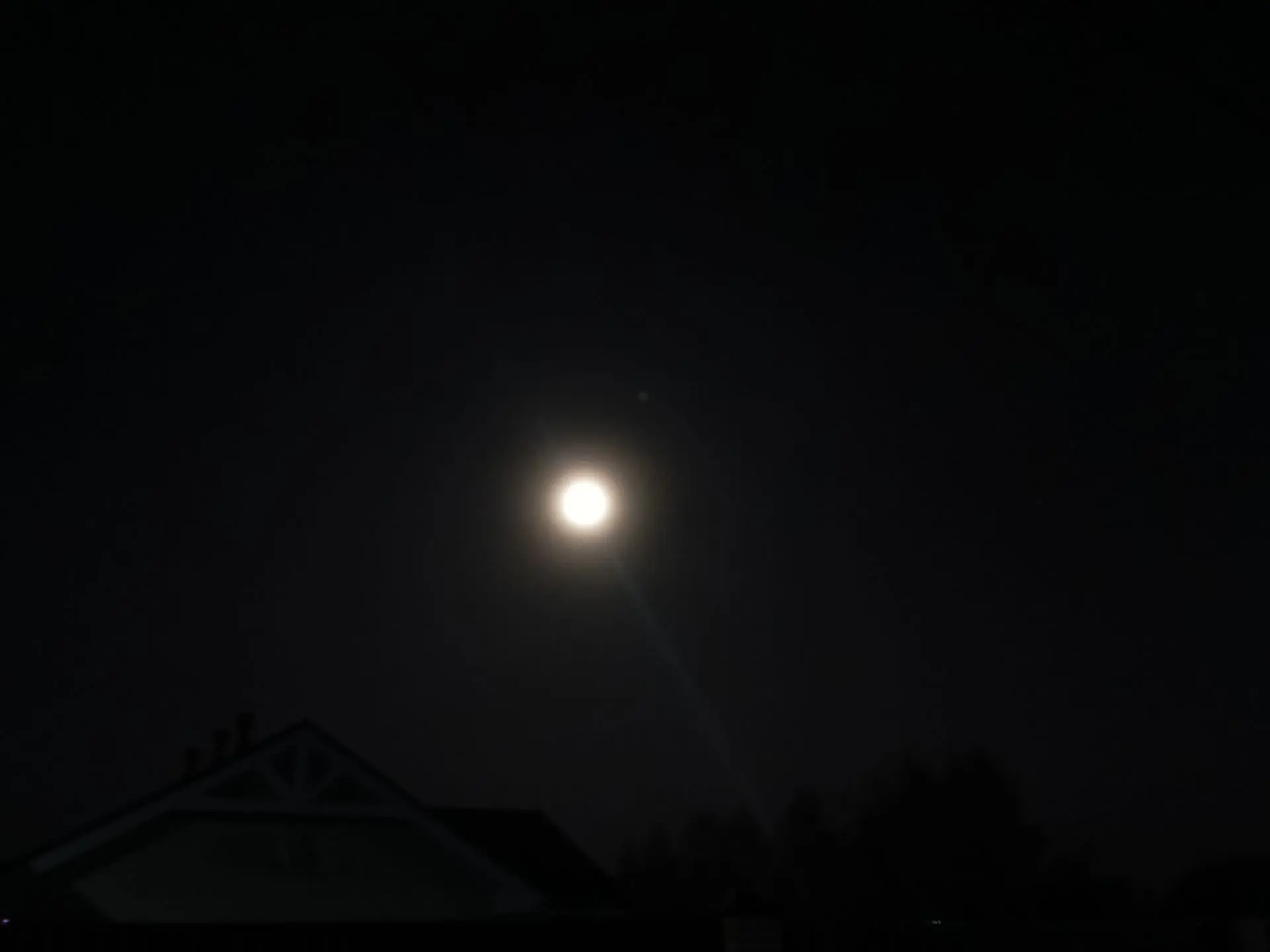 Какая сегодня красивая большая и яркая луна  🌕
