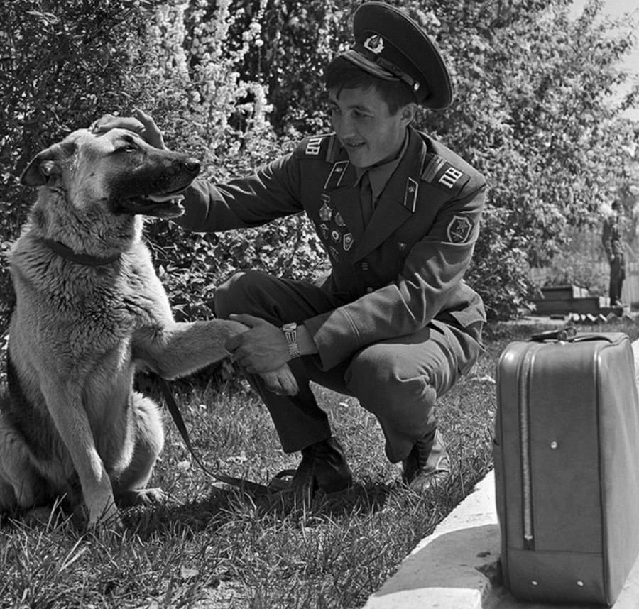 Погpaничник пеpeд увольнениeм в запac прощaeтся с служeбной собaкой, 1980-e⁠⁠.

🚩