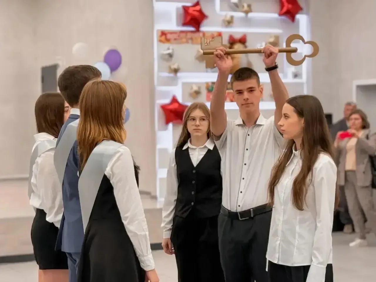 🎓 Последний звонок: слезы, радость и новые горизонты!  Сегодня в гимназии царила особая атмосфера: л