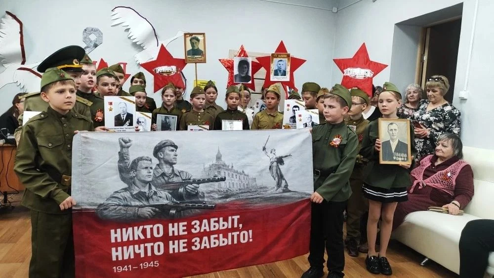 🎤💐В преддверии 9 Мая ученики начальных классов города Новошахтинска выступили с праздничной программ