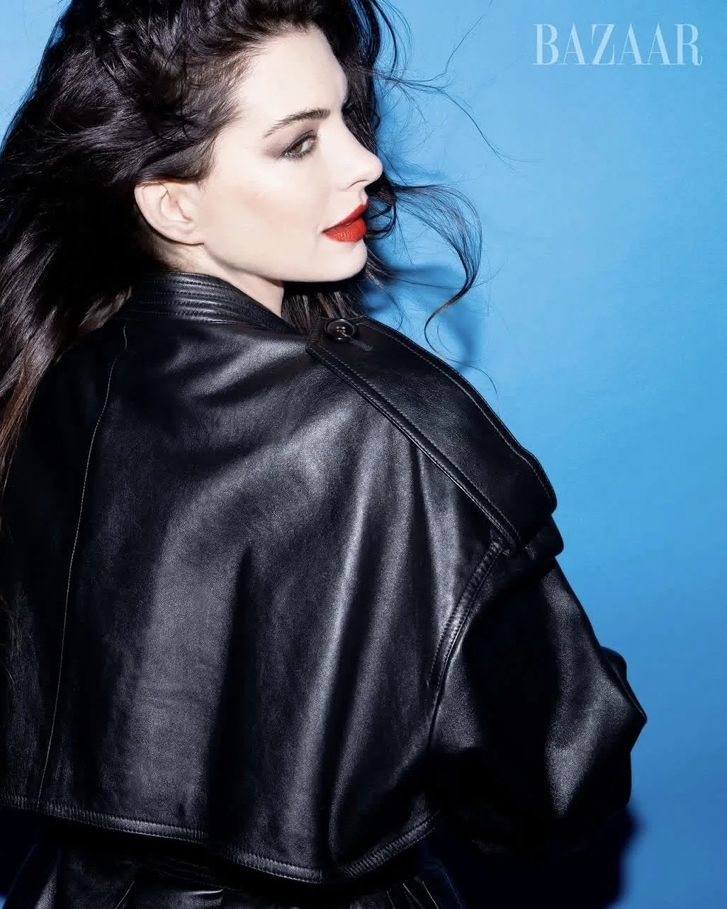 Роковая Энн Хэтэуэй для апрельского выпуска Harper’s Bazaar❤️🩵  В интервью 43-летняя актриса рассказ