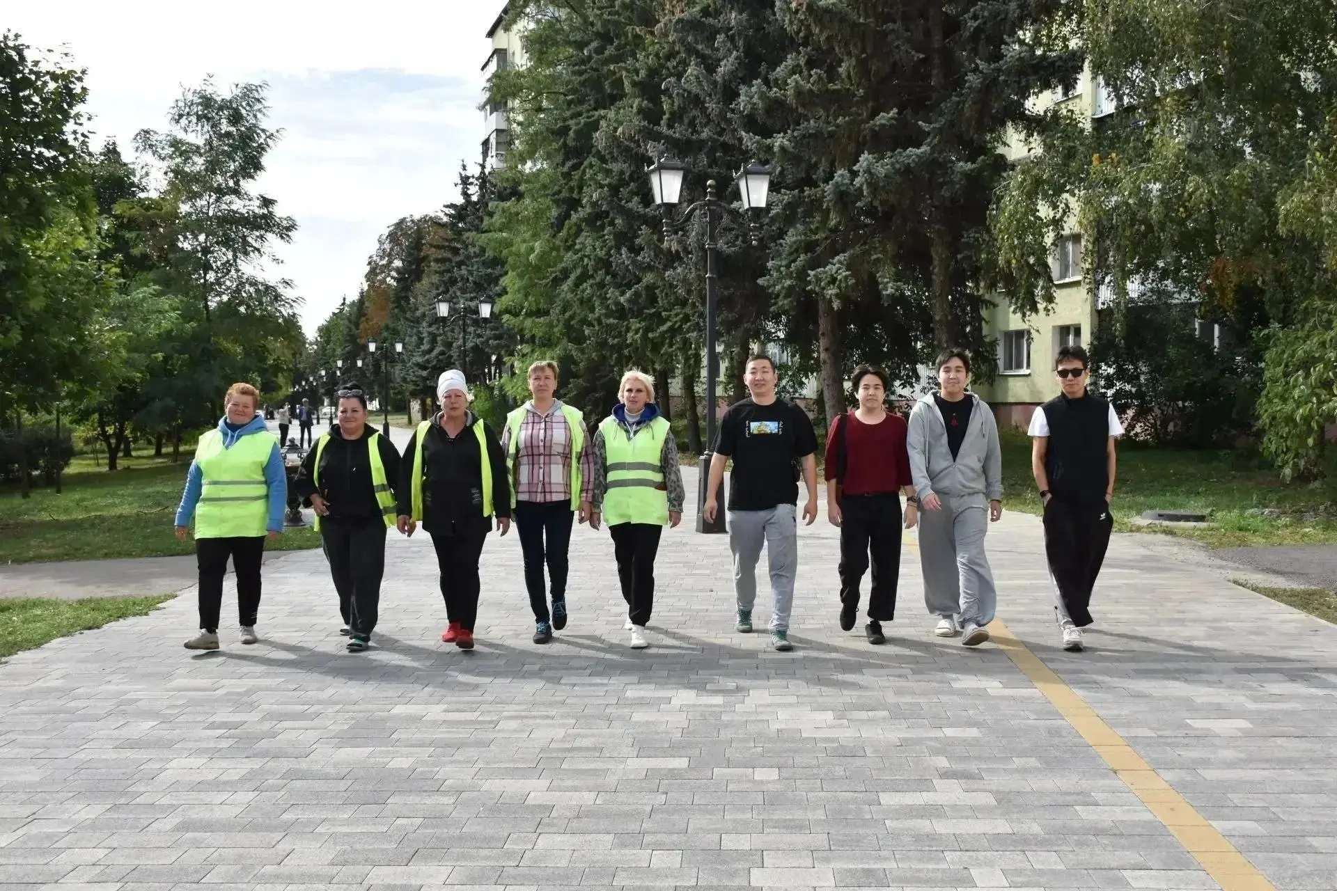 🚧 Аварийные бригады из Калмыкии не прекращают работу в Антрацитовском районе. Они прив...