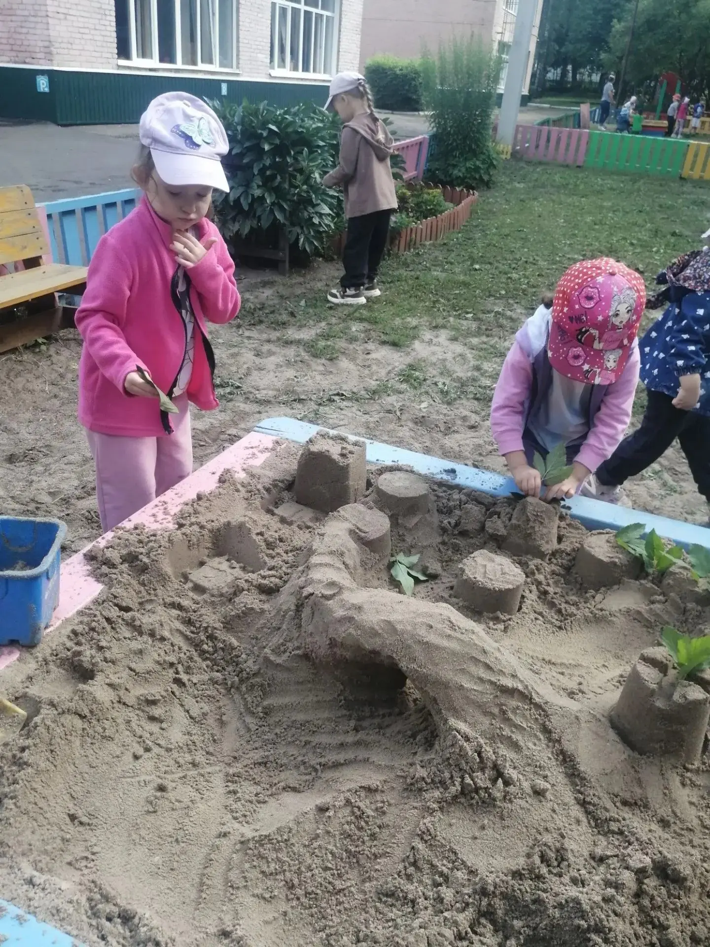 🏖️ Песочные сокровища: почему песок — лучший друг наших детей!

В нашем детском саду песочница — эт