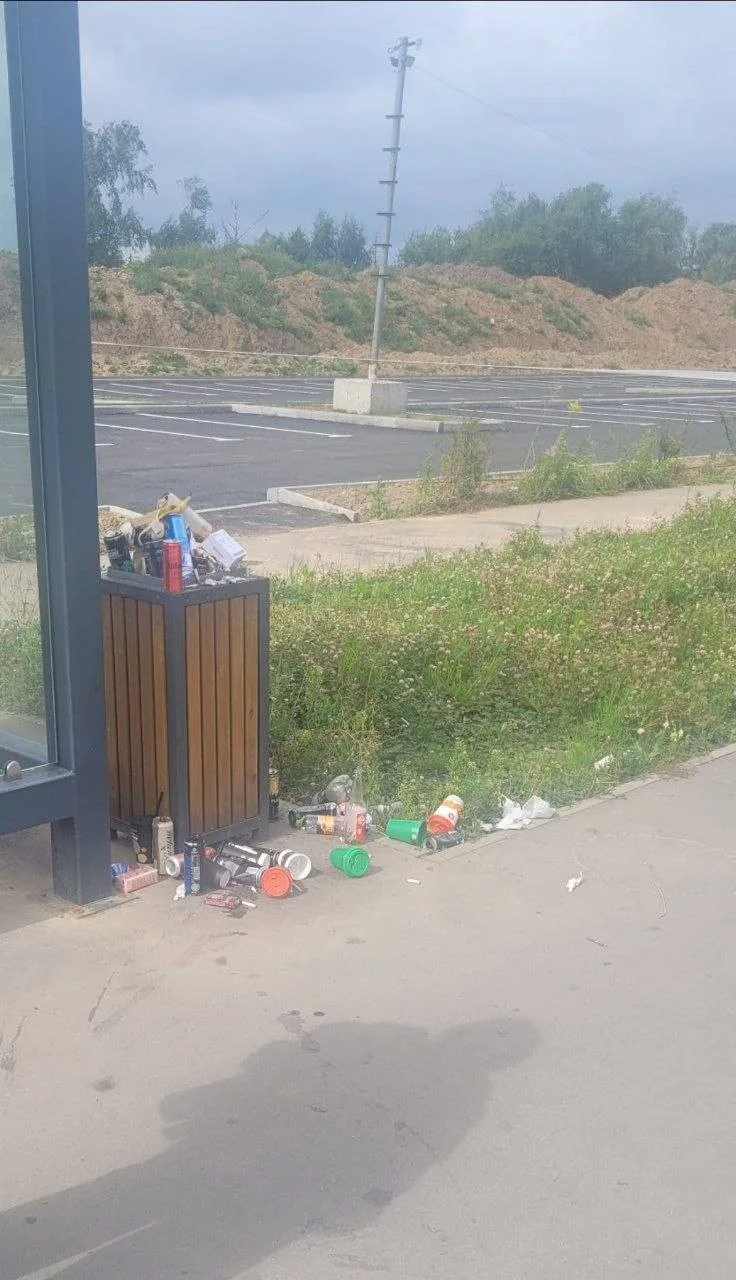 Горки Парк. Соседи, накидайте пожалуйста тоже заявок на уборку баков на остановках.