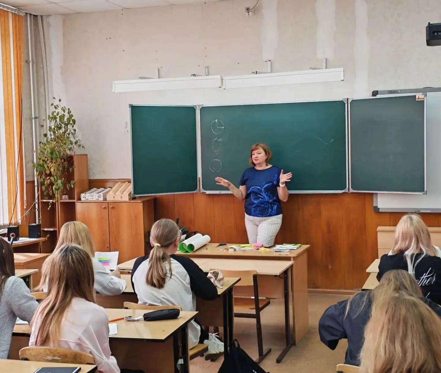 Ученики 7 «Б» класса собрали все свои увлечения в одну большую карту класса. В ней — де...