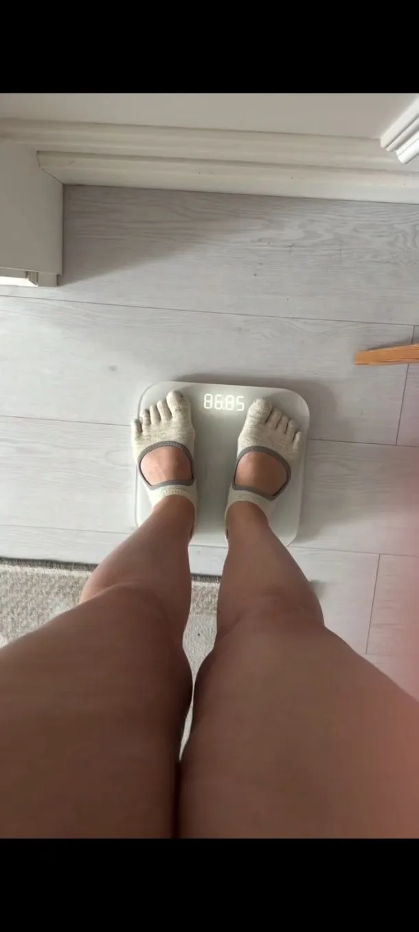 Возвращаюсь к вам с новой цифрой на весах!😅 Муж меняхвалииит😂🙈 а я радуюсь, что у меня получается ти