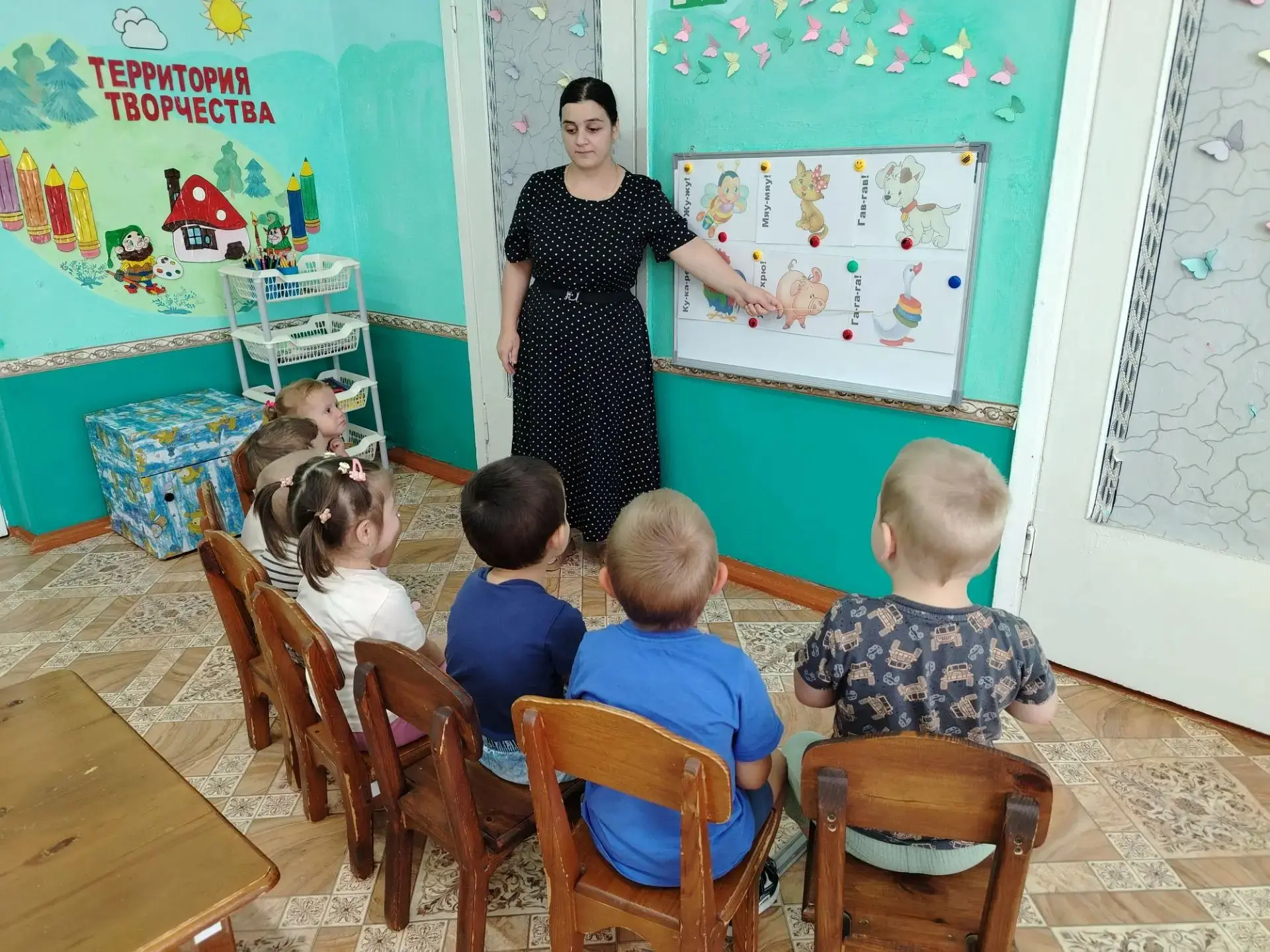 Дети в младшей группе изучают и называют животных (корова, собака, кошка др.), а также ...