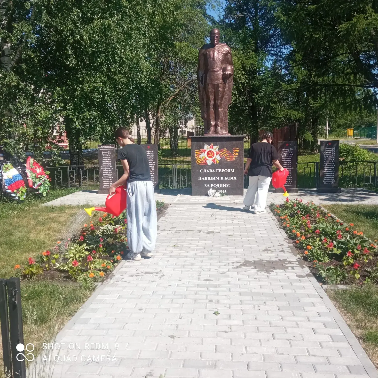 Жара не помеха, когда работаем на совесть!

Сегодня в нашем трудовом лагере прошел очередной насыщен