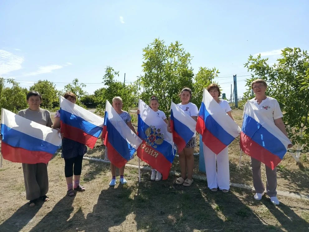 🇷🇺 Озинский район принял участие в акции «Россия в цвете», посвященной Дню Государств...