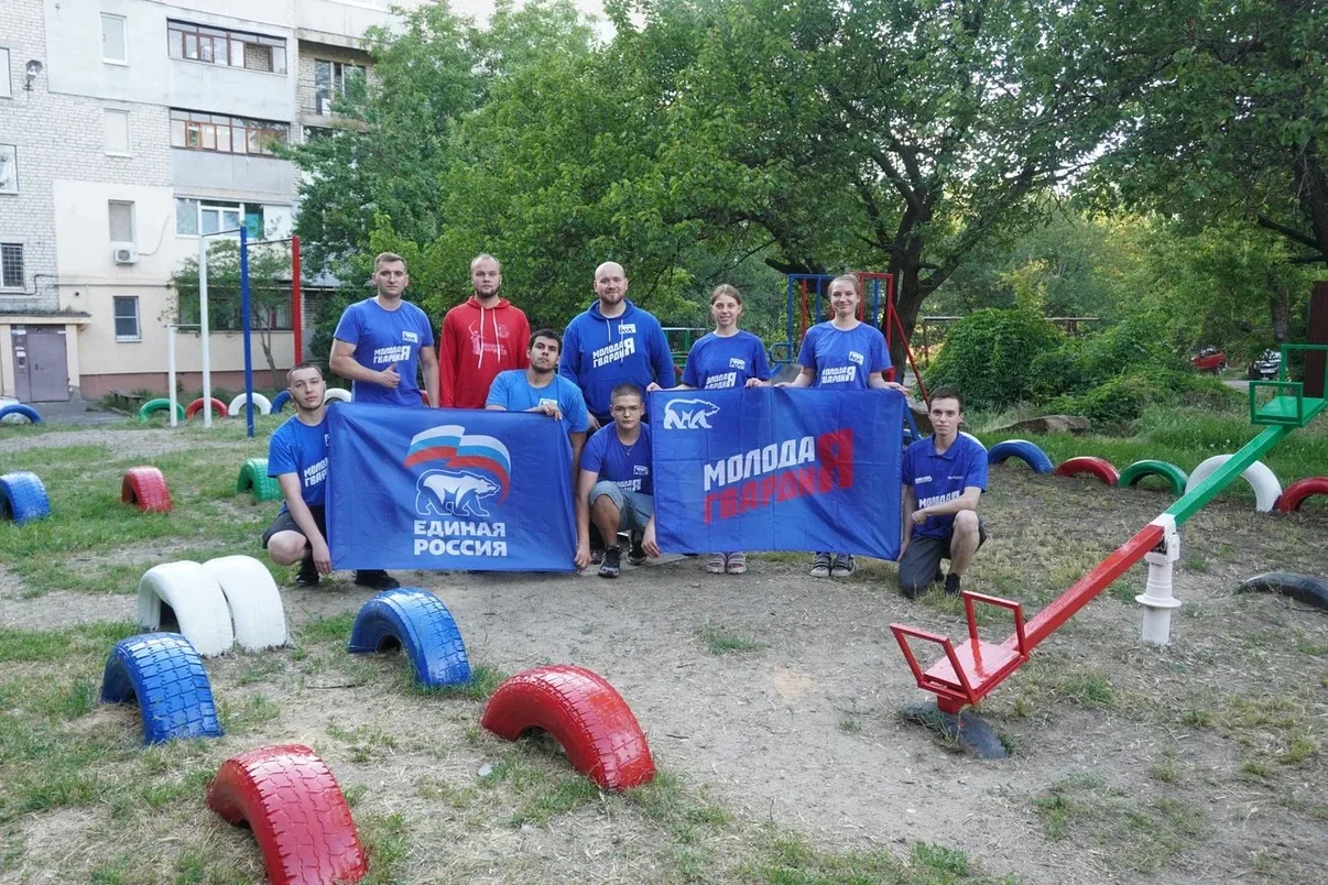 💙Молодая Гвардия привела в порядок детскую площадку в Луганске