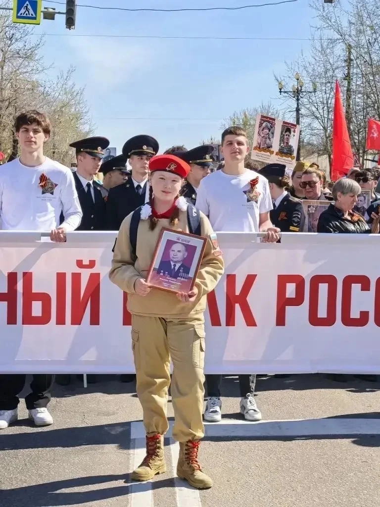 Сегодня юнармеец отряда «Гвардия»  Виолетта Баженова с гордостью принимает участие в торжественном ш