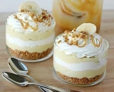 Бананово-карамельный десерт с кремом
🍰🍌🍰🍌🍰🍌🍰🍌🍰🍌

Нам понадобится:
✅ 2 банана
✅ карамельный