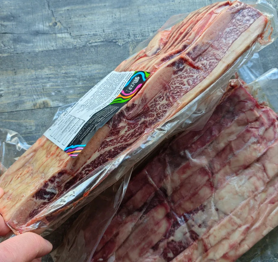 Вот такой новогодний подарок от моих друзей из steakhome.ru привезли мне сегодня! 🎅 Ребрышки из мрам
