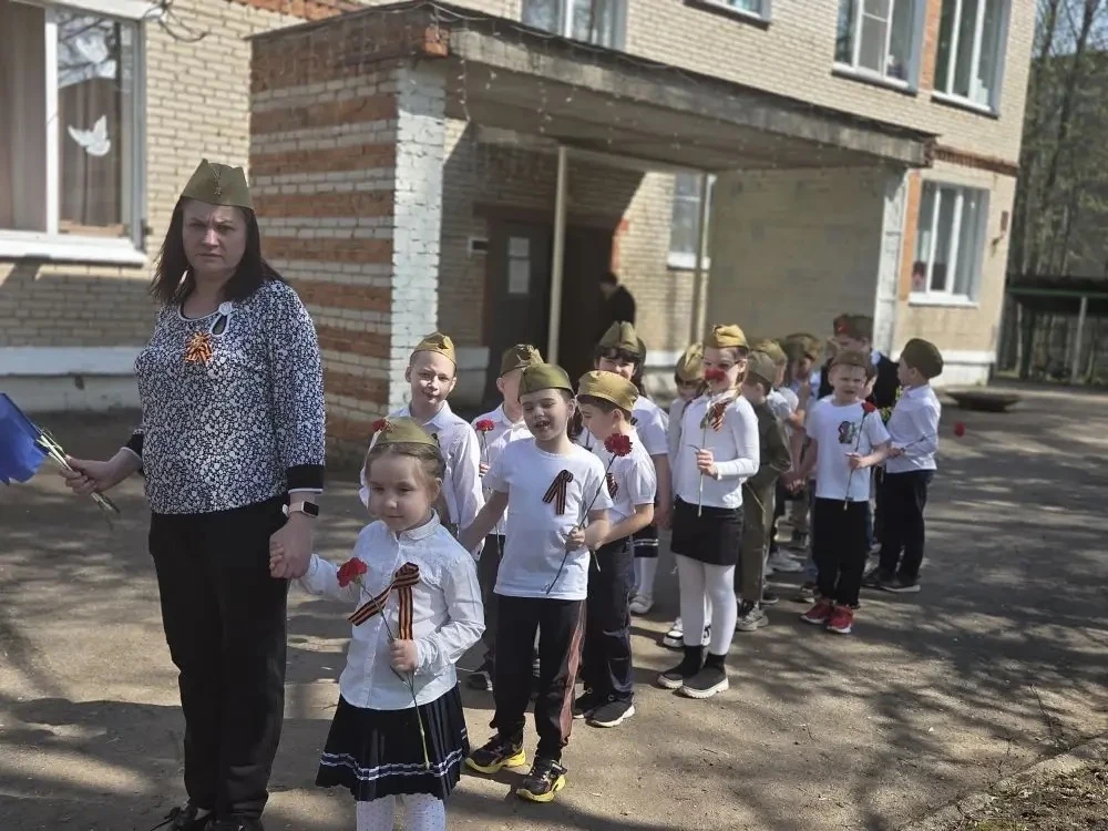 В преддверии Дня Победы  воспитанники ДО "Машенька" посетили памятник павшим  героям.  Ребята возлож