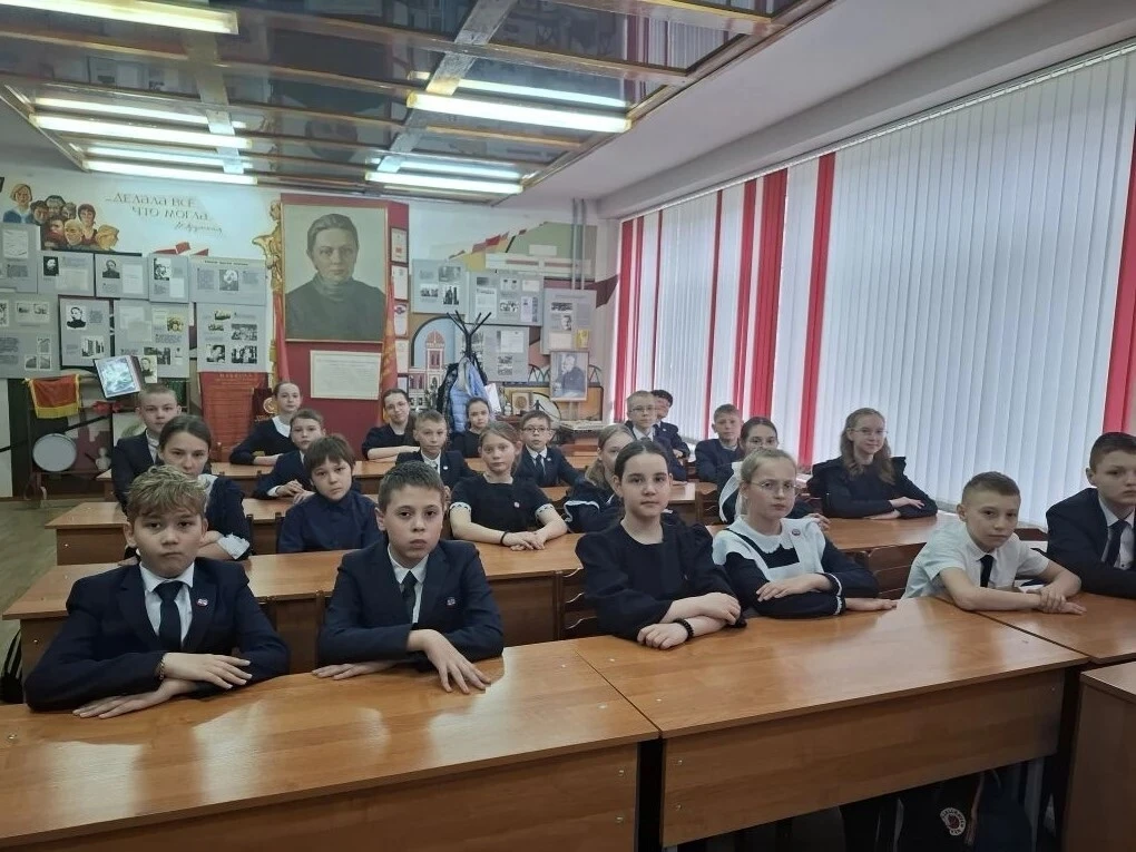🇷🇺 22 апреля в 5В классе (1 корпус) прошёл музейный урок «Мы этой памяти верны», который провела Ряб
