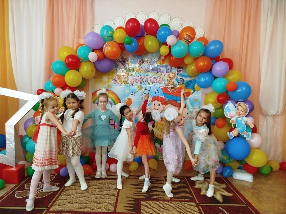 С Днём защиты детей и началом лета!