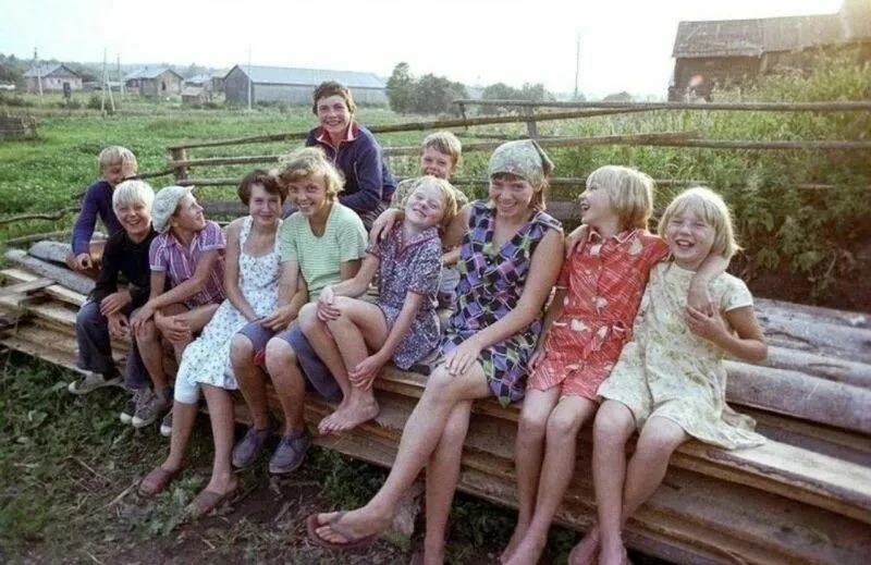 КАЙДА КАЛДЫ ИКӘН БАЛАЧАК? 
Без бәләкәй чакта рәхәт иде,
Утыра идек капка төбендә.
Җыелышып бала-чага