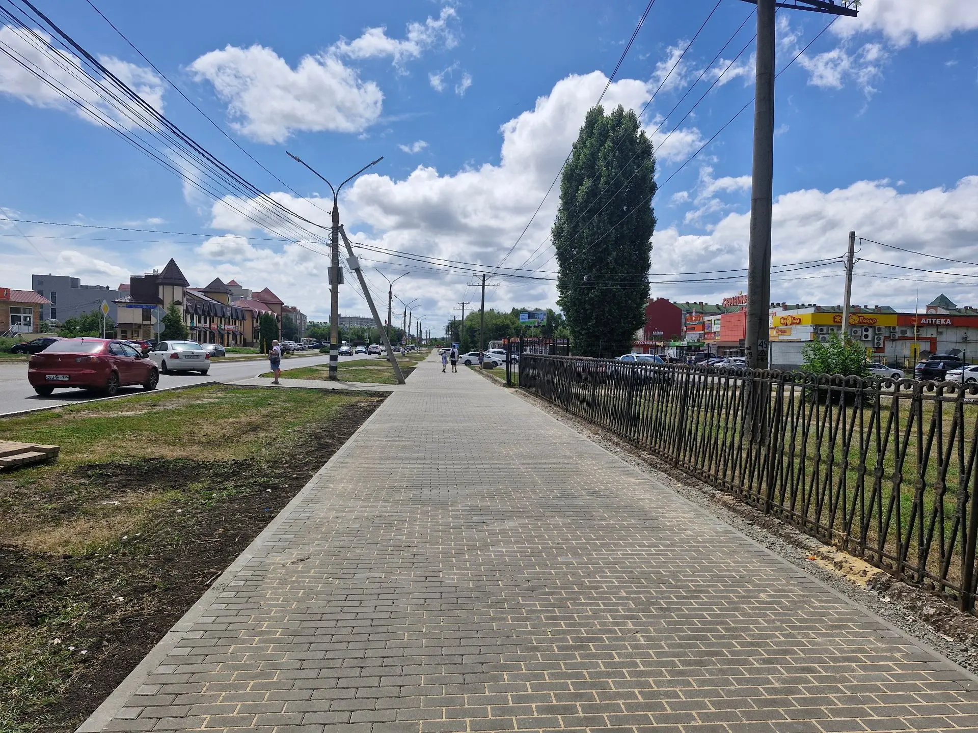 ✅ В городе Россоши завершено обустройство тротуара вдоль парка «Юбилейный». 

Работы выполнены за сч