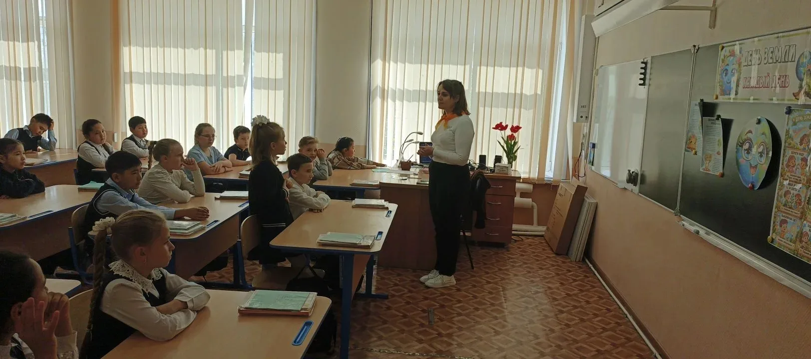 Сегодня, в Международный день Земли, советник директора по воспитанию Людмила Михайловна Марышева ор