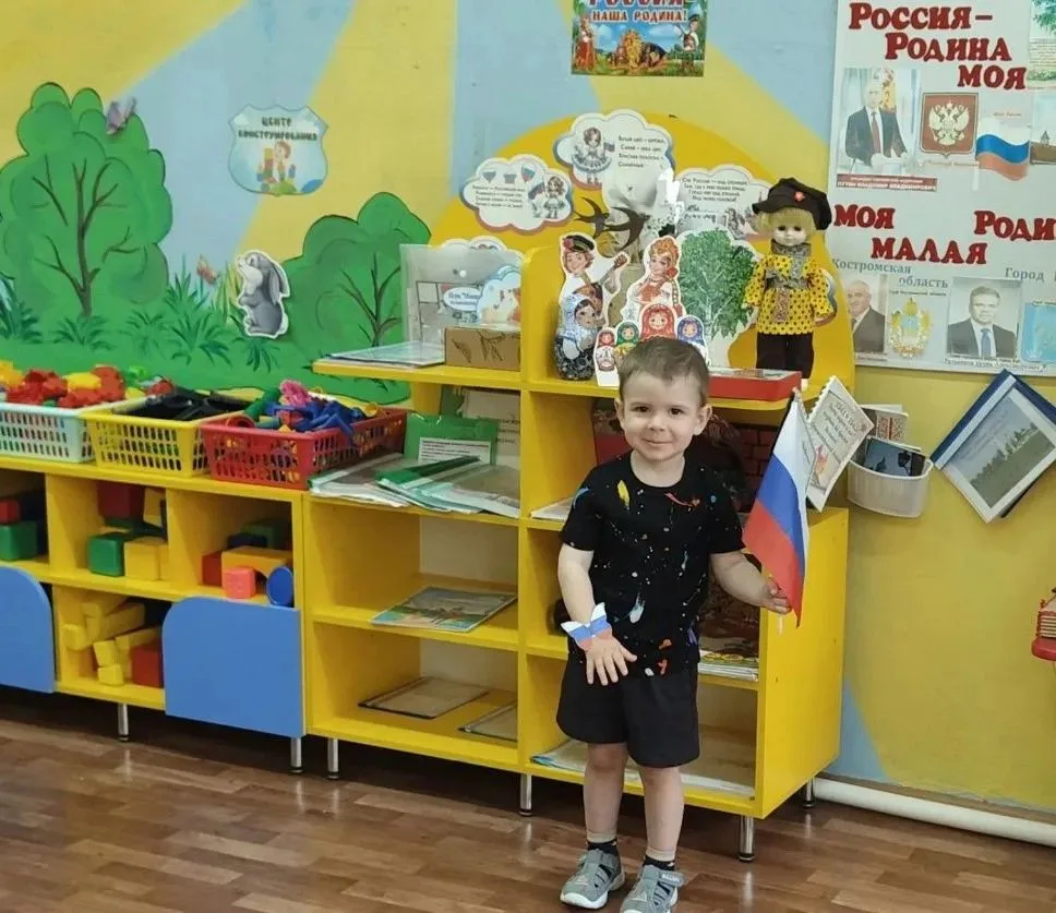 22 августа отмечают праздник "День Флага". Дети младшей группы "Солнышко" тоже не остал...