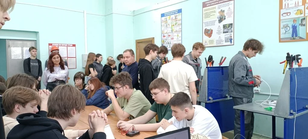 ⚡ Погружение в профессию ⚡  26 марта ребята транспортного класса 8 «М» нашей школы побывали в Трансп