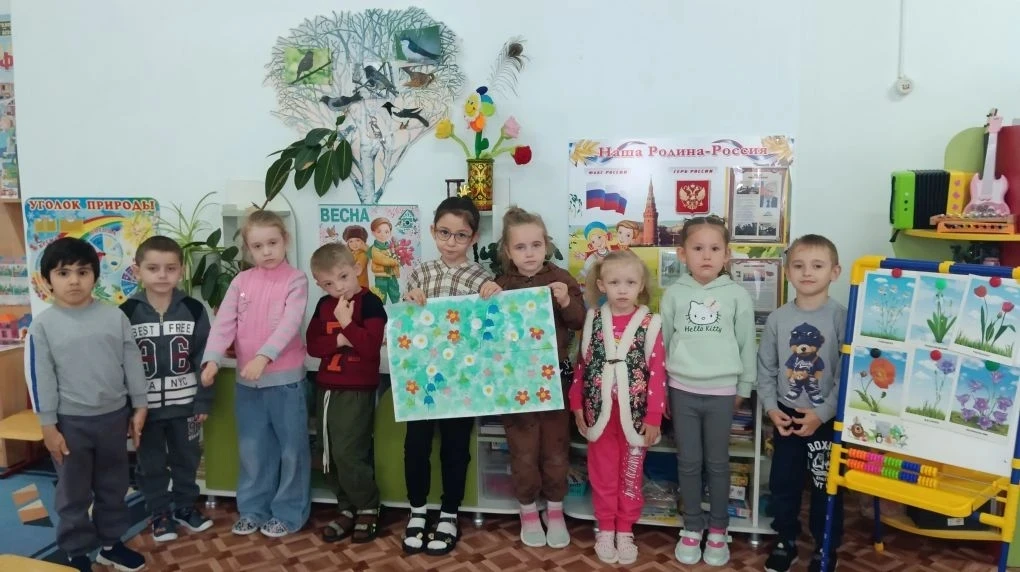 В старшей группе сегодня было очень творчески и ярко! Ребята делали совместную аппликац...