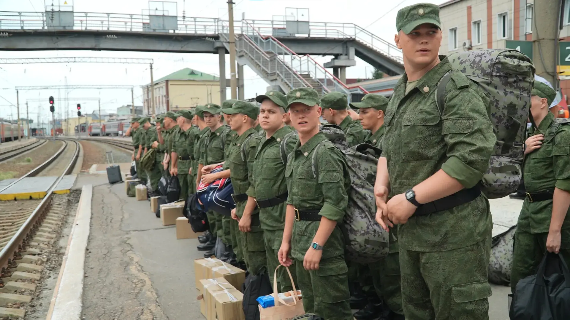 Призывников из Алтайского края торжественно проводили на службу в пограничные войска России

Ряды по