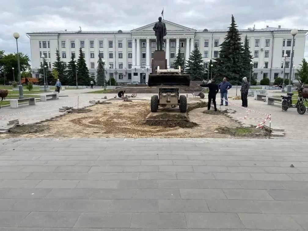 🌼 В Пскове на площади Ленина возрождают историческую клумбу с цветами

Работы уже начались. Как рас