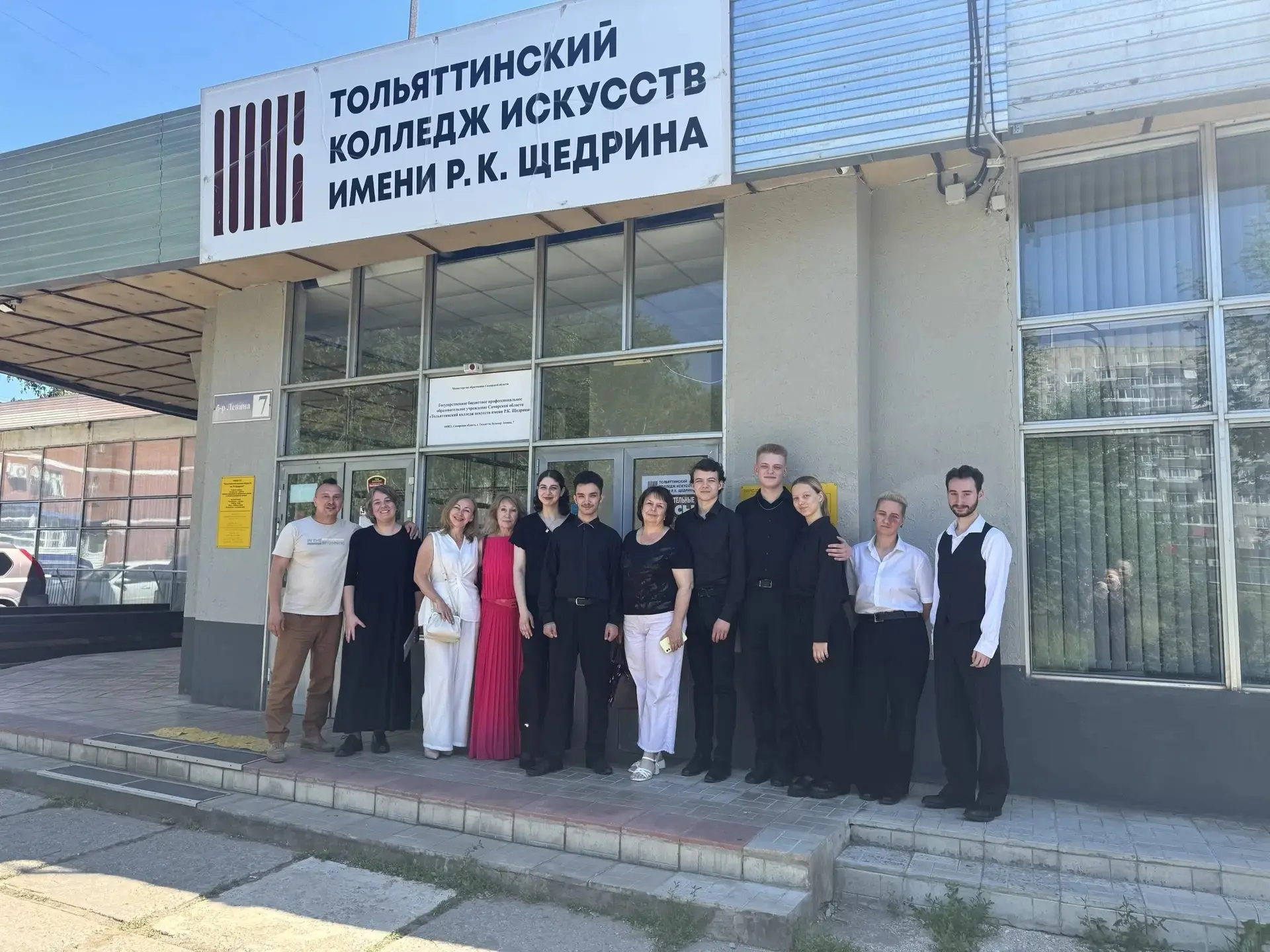 Мы сделали это!
Началась серия фотосессий у "парадного подъезда" Тольяттинского колледжа искусств им