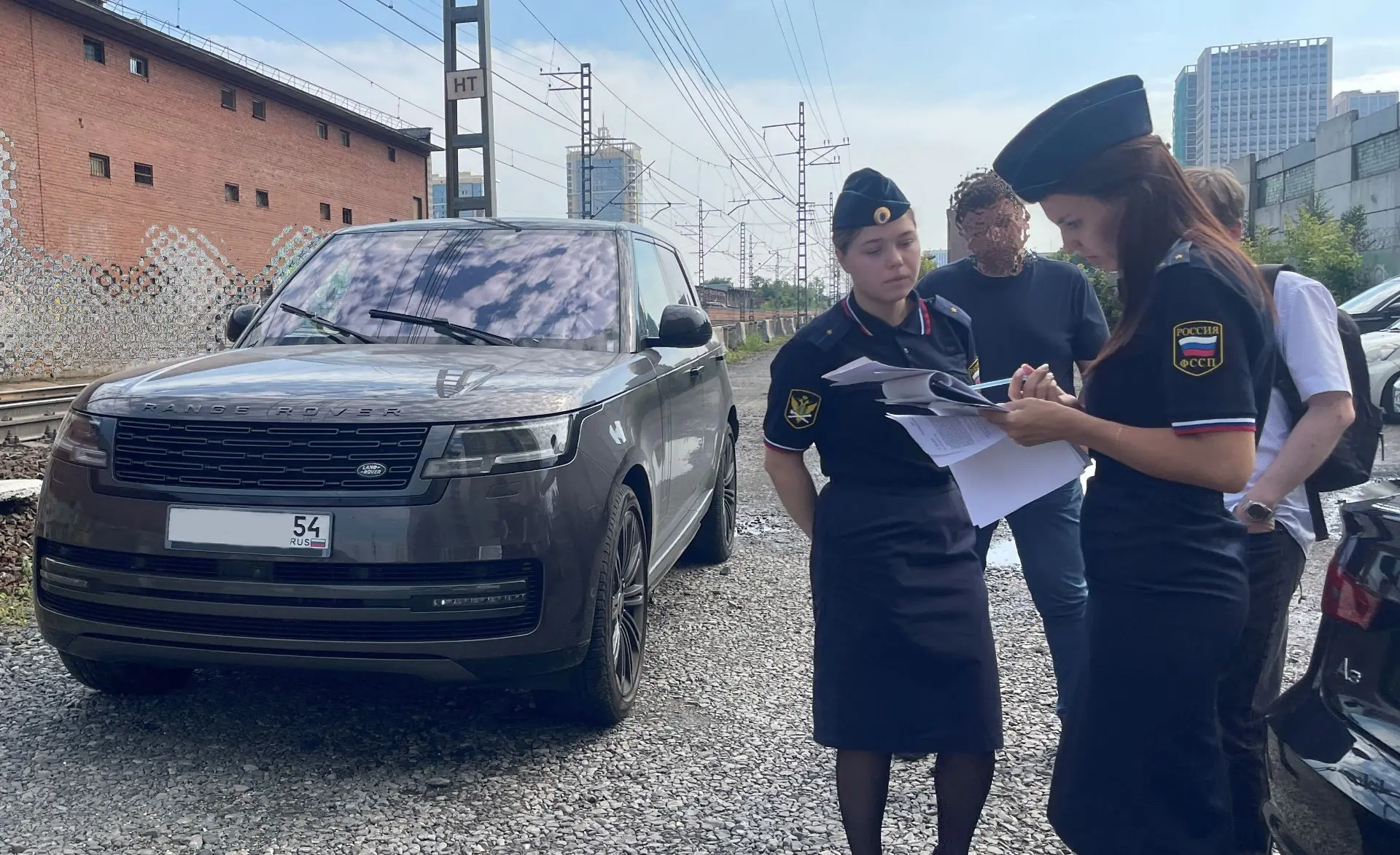 ⚡За долги в 27 млн рублей у жительницы Новосибирской области арестовали элитный внедоро...