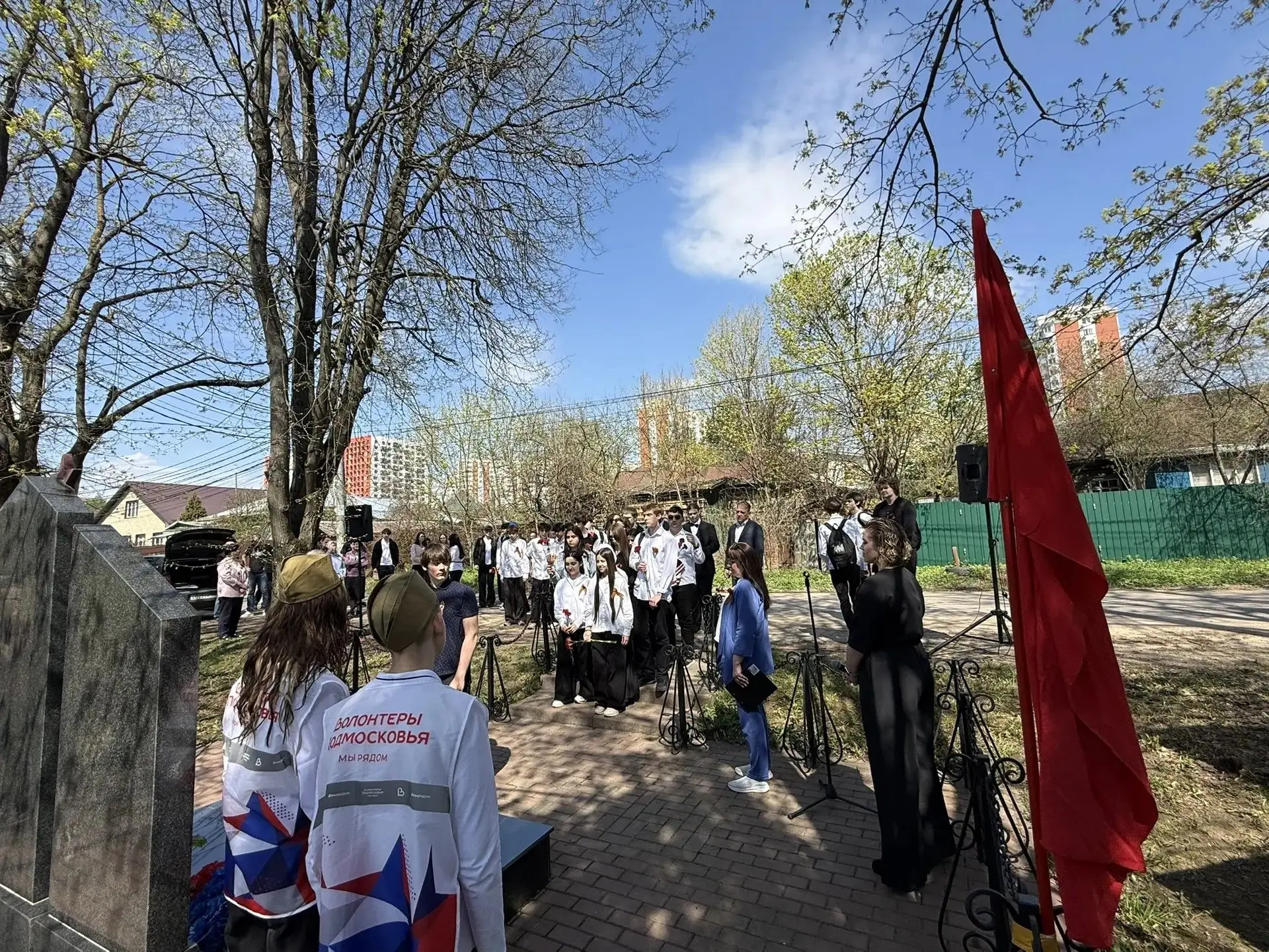 5 мая обучающиеся МАОУ «ОЦ «Лидер» приняли участие в торжественном митинге у Памятника жителям дерев