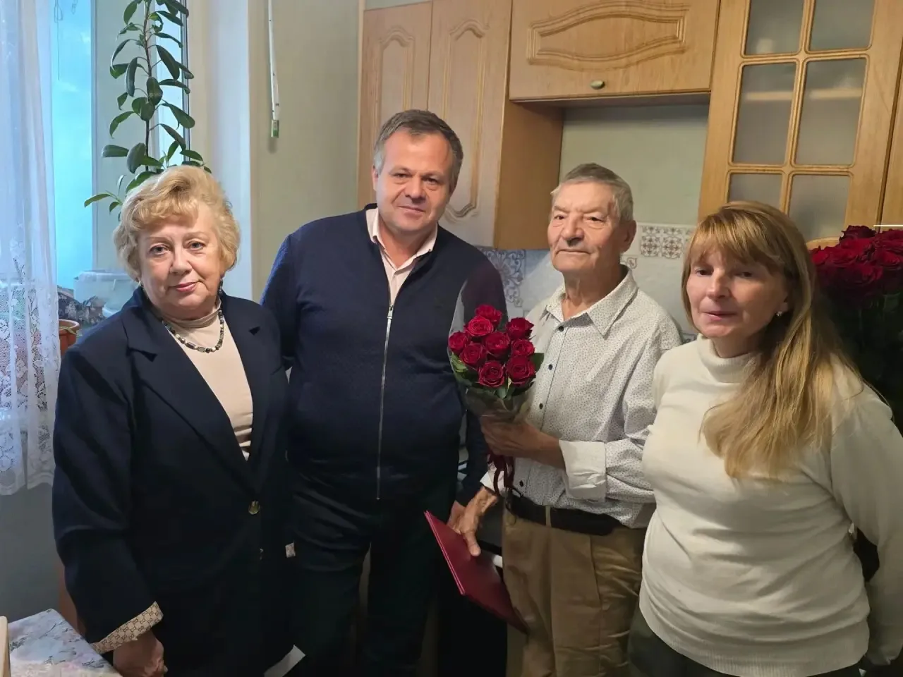 🔔 Жителя Лианозово поздравили с 90-летием!