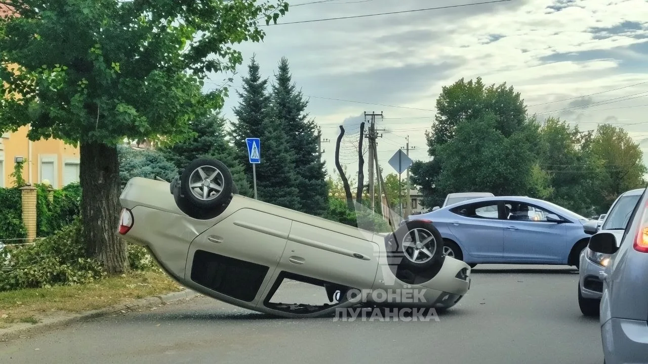 👀 Легковушка перевернулась от удара на Павла Сороки в Луганске
