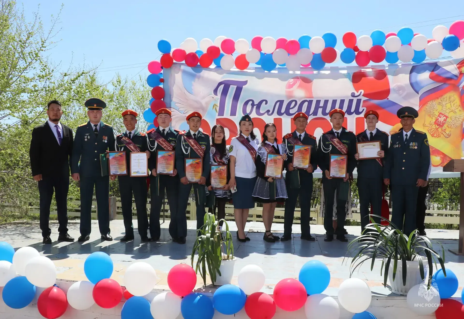 В Агинском прозвенел последний звонок для первого выпуска кадетского пожарно-спасательн...