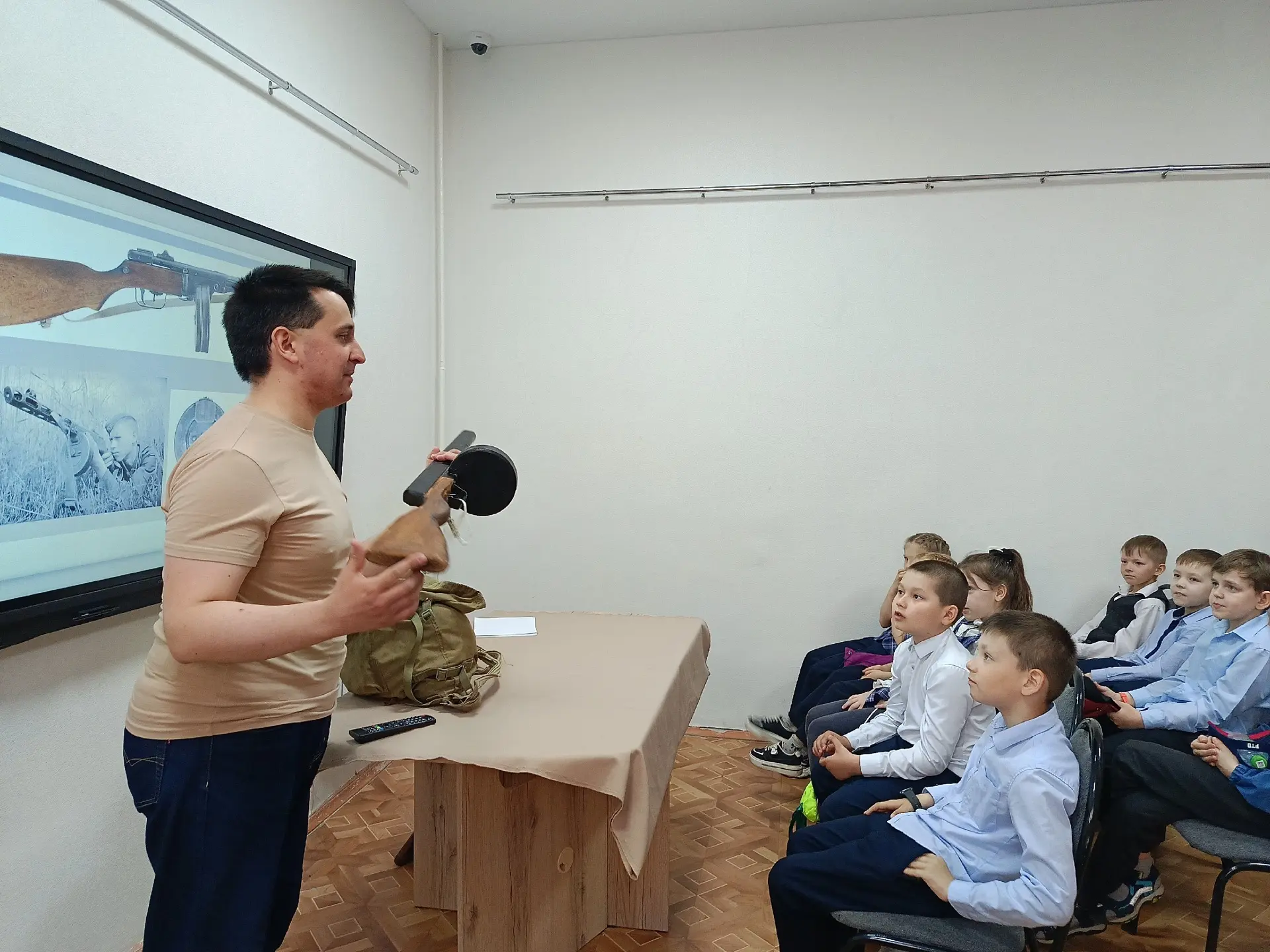 Сегодня ученики 2 «Д» класса посетили музей "Воинской славы. Программа на тему"Великая Отечественная