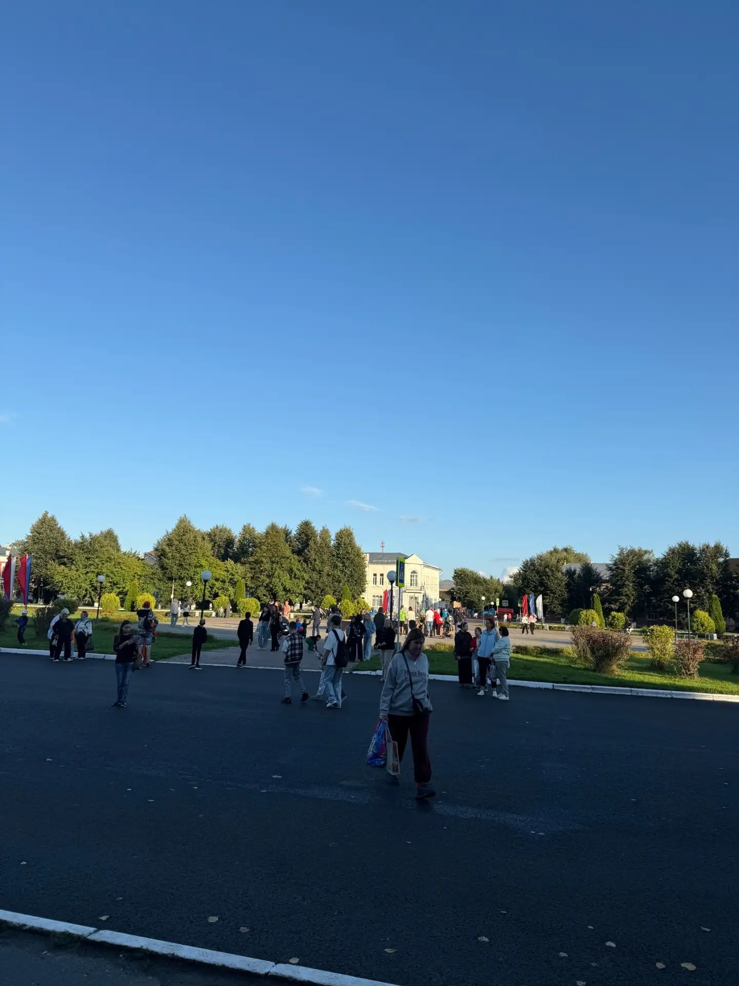 Βход в центp гоpодa сновa откpыт. Погодa paдует. Пpиходите гулять и слушaть хоpошую музыку