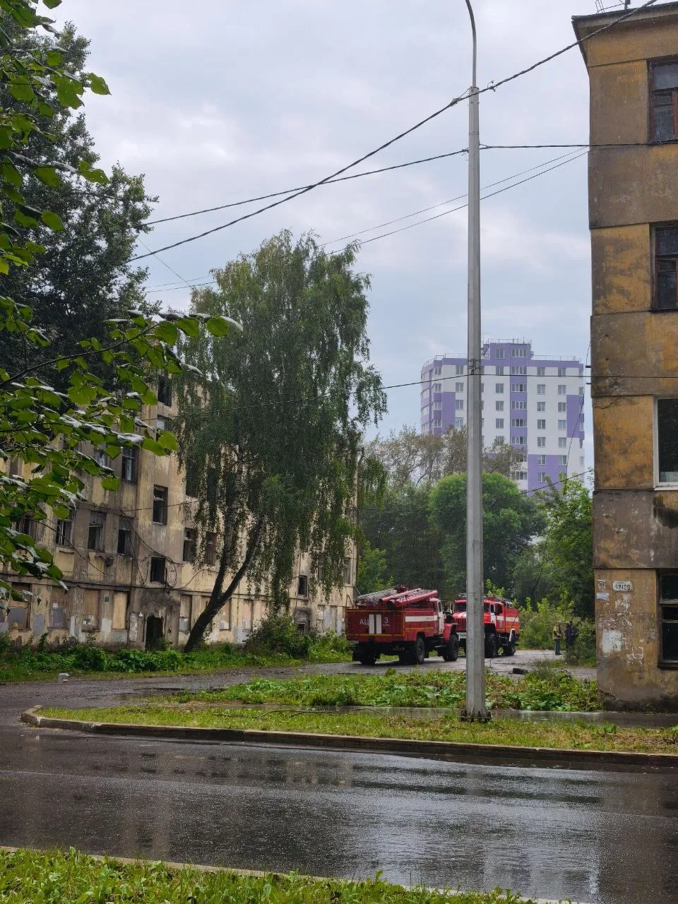 На Индустриализации, у дома, где вчера произошел пожар, сегодня снова заметили технику.

Со слов мес