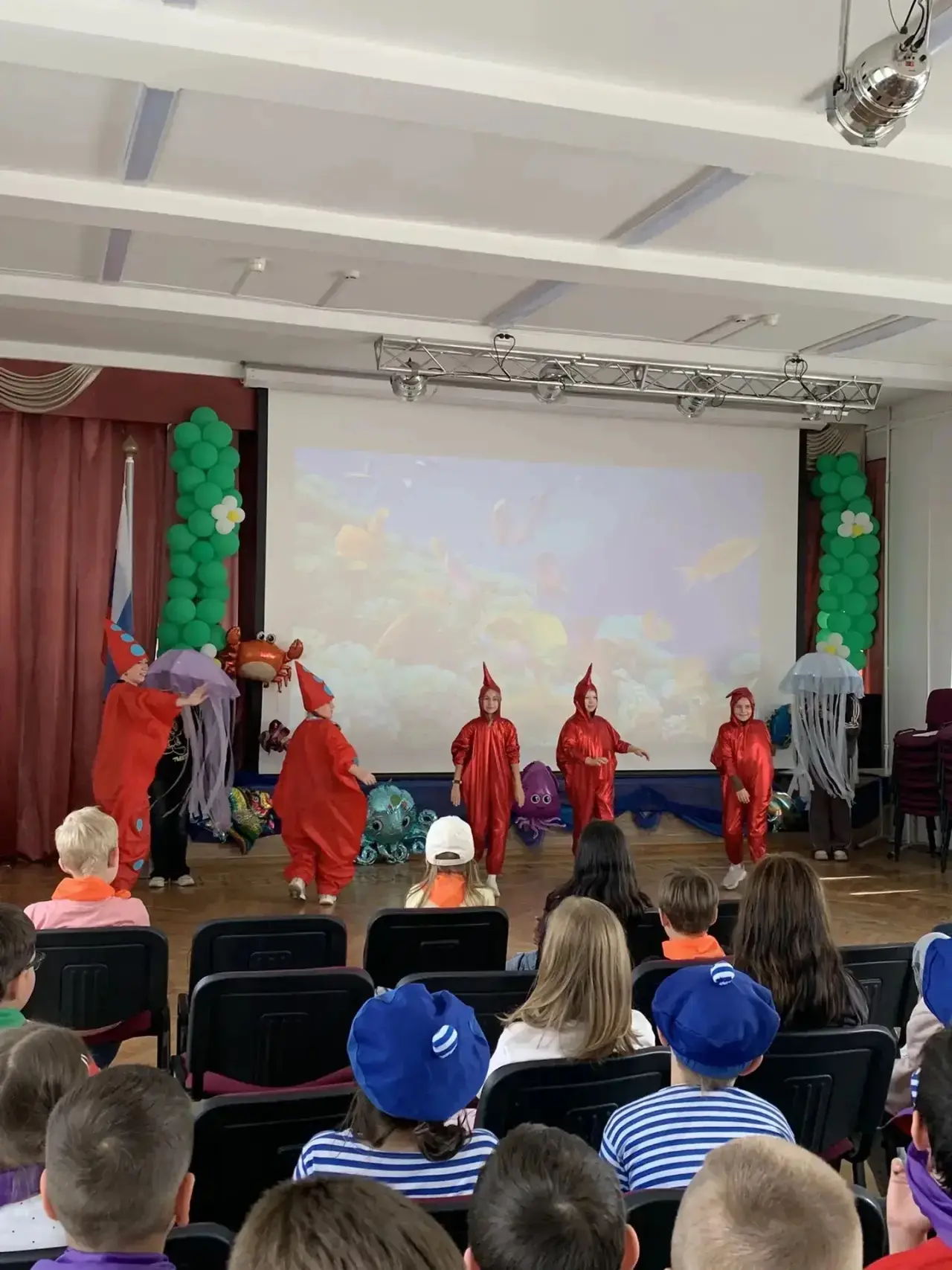 Наши замечательные педагоги зажигают радость 😀 в глазах детей💫 городского лагеря Квантополис
🌊 По