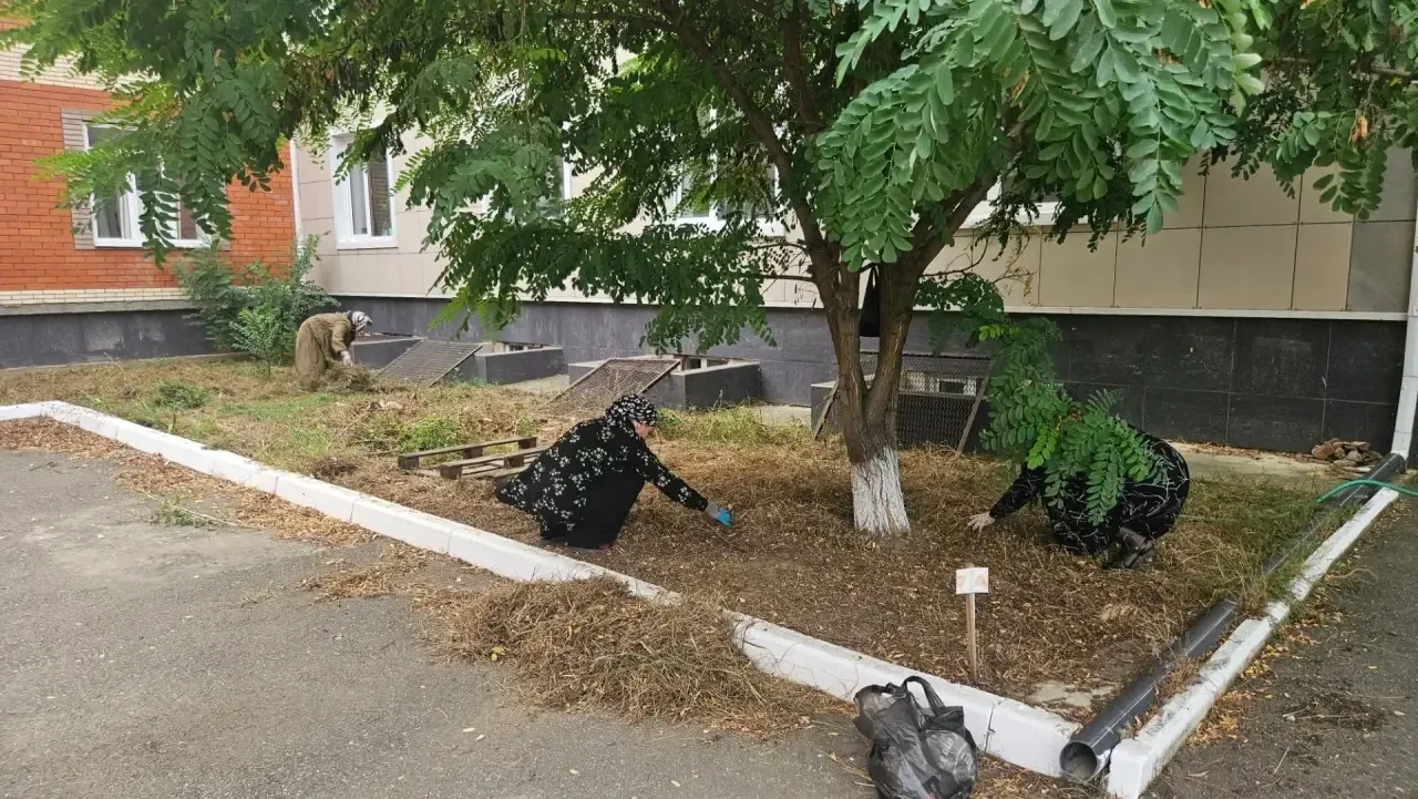 Сегодня, 20 августа в школе прошёл субботник, в котором приняли участие педагоги, работ...